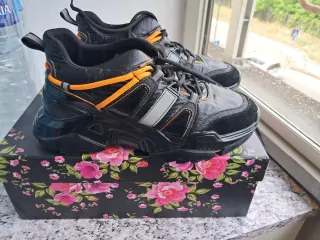 Sneakers donna nere e arancioni n. 40