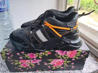 Sneakers donna nere e arancioni n. 40