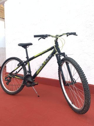 Bicicleta Montaña Negra y Verde