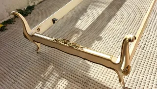 Cama antigua madera beige y oro