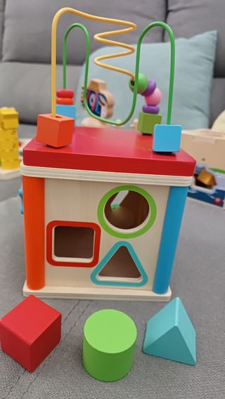 Juguete madera.  Cubo 5 actividades