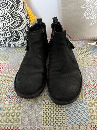 Botines negros para niña