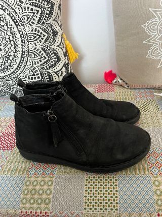 Botines negros para niña