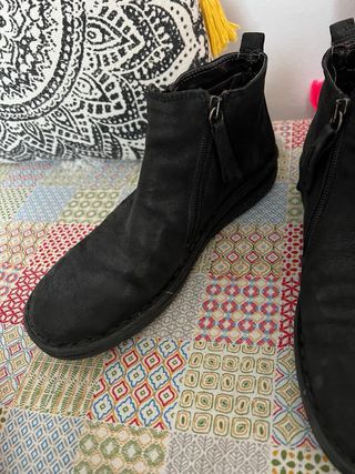 Botines negros para niña