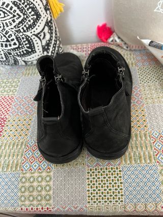 Botines negros para niña
