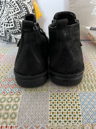 Botines negros para niña
