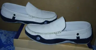 Mocasines blancos y azules