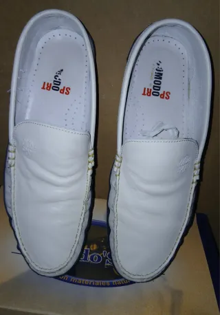 Mocasines blancos y azules