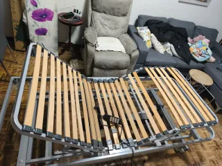 Cama articulada gris con detalles madera