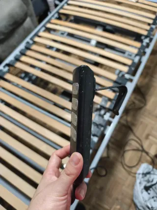 Cama articulada gris con detalles madera