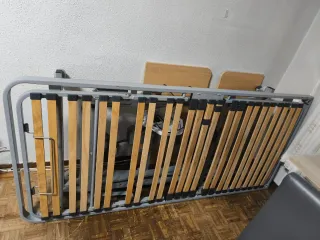 Cama articulada gris con detalles madera