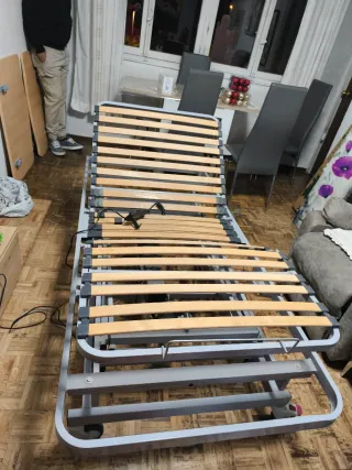 Cama articulada gris con detalles madera