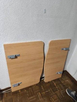 Cama articulada gris con detalles madera