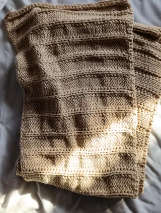 Bufanda tejida color beige. Grande