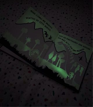 Los dinosaurios: Cuento para leer a oscuras (Sp...