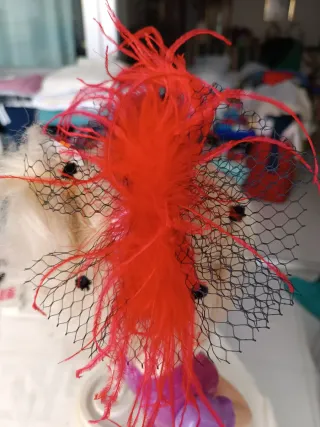 Tocado de fiesta con plumas rojas y redecilla