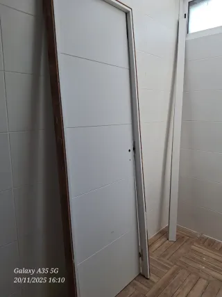 Puerta madera blanca diseño moderno