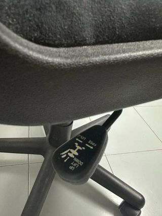 Sedia ufficio con rotelle in tessuto nero