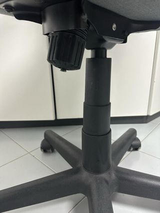 Sedia ufficio con rotelle in tessuto nero