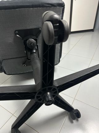 Sedia ufficio con rotelle in tessuto nero