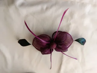 2 tocados para el pelo  morado y rojo y negro