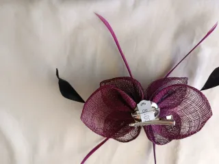 2 tocados para el pelo  morado y rojo y negro