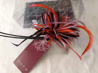 2 tocados para el pelo  morado y rojo y negro