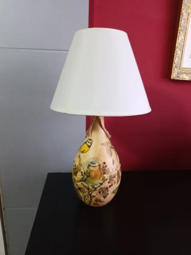 Lampara con botellón decorado con decoupage