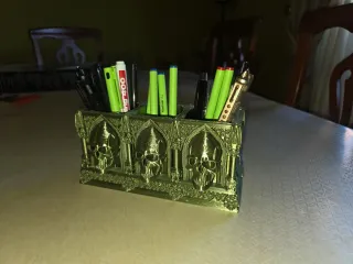 Portalápices gótico calaveras dorado