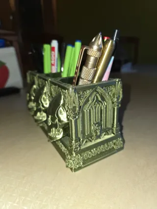 Portalápices gótico calaveras dorado