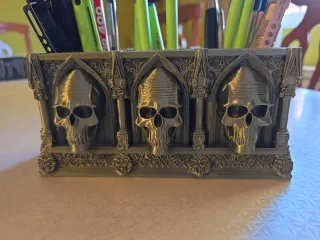 Portalápices gótico calaveras dorado