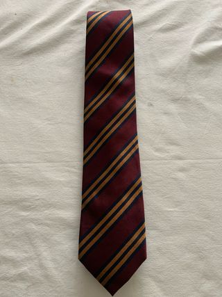 Corbata de rayas doradas y granate