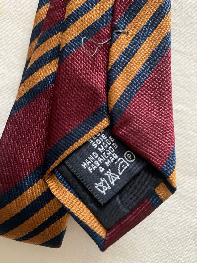 Corbata de rayas doradas y granate