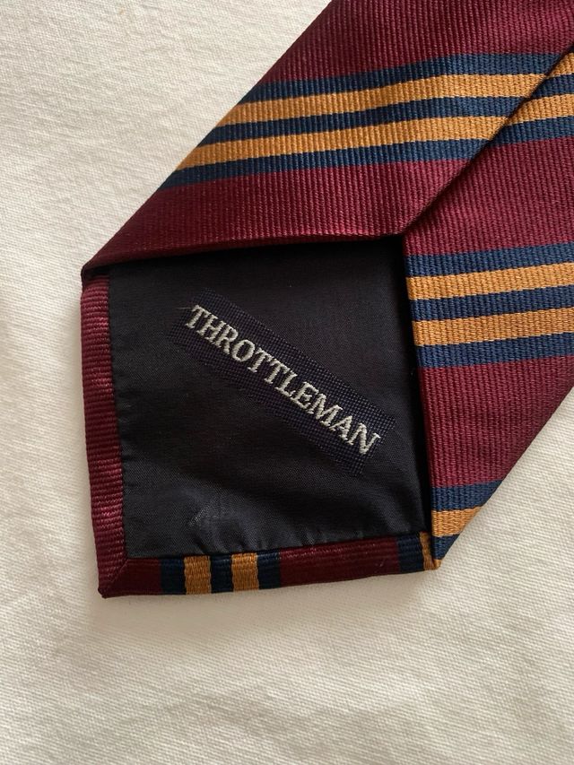 Corbata de rayas doradas y granate