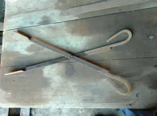 Tenazas antiguas de metal