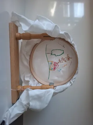 Soporte bordado madera