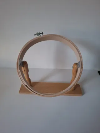 Soporte bordado madera