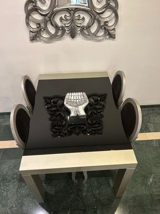 Mesa extensible y 6 sillas a juego