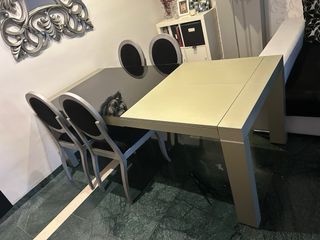 Mesa extensible y 6 sillas a juego