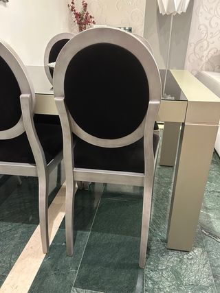 Mesa extensible y 6 sillas a juego