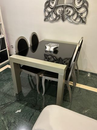 Mesa extensible y 6 sillas a juego