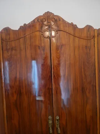 Mueble artesanal de madera y chapa lacada.