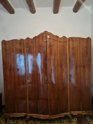 Mueble artesanal de madera y chapa lacada.