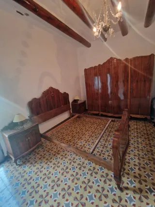 Mueble artesanal de madera y chapa lacada.