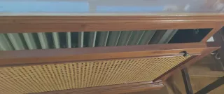 Cubre radiador de madera y ratán