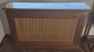Cubre radiador de madera y ratán