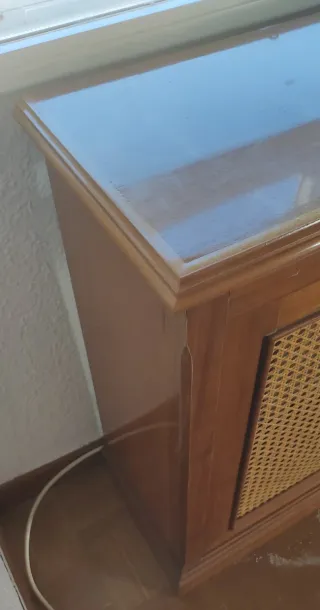 Cubre radiador de madera y ratán