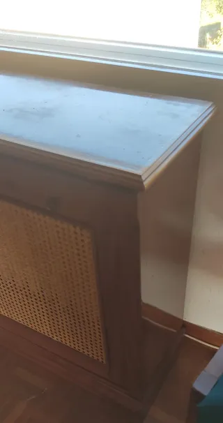 Cubre radiador de madera y ratán