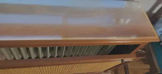 Cubre radiador de madera y ratán