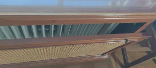 Cubre radiador de madera y ratán
